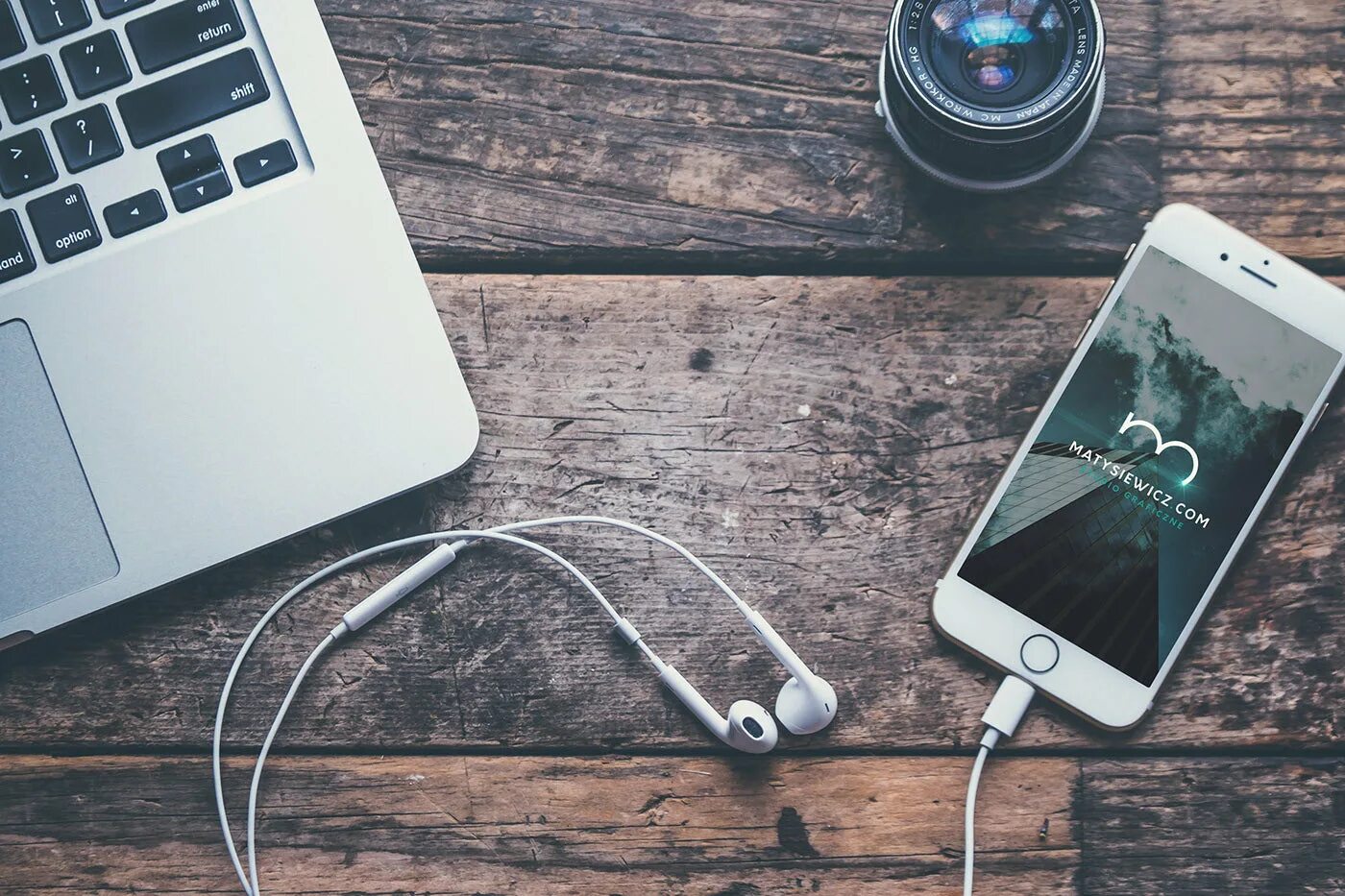 Какой айфон с наушниками. Наушники для телефона. смартфон с наушниками. наушники айфон. зарядки для смартфонов и наушники.