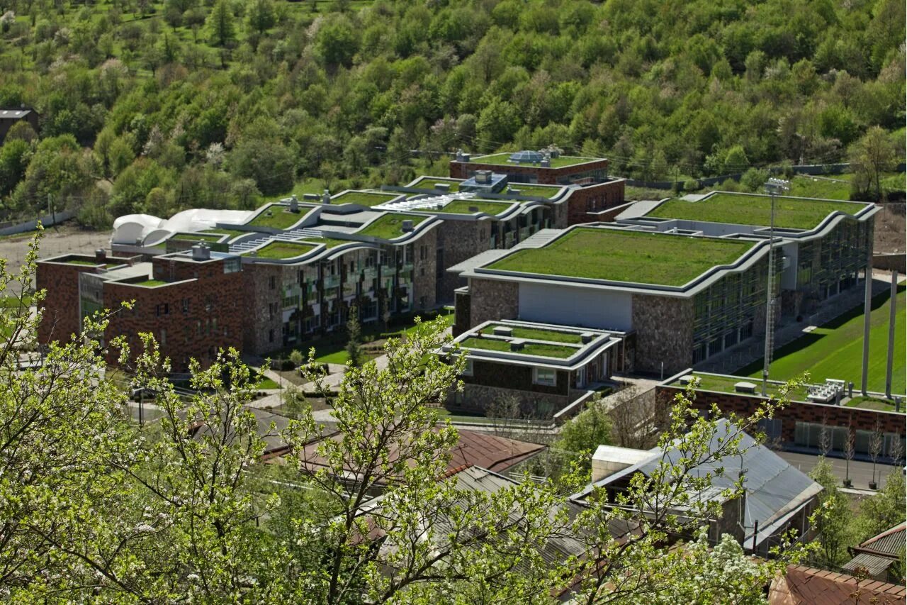 Лагерь в армении. UWC Dilijan лагерь. Just Dilijan it лагерь Армения. Международная школа в Дилижане. Детский лагерь в Дилиджан.