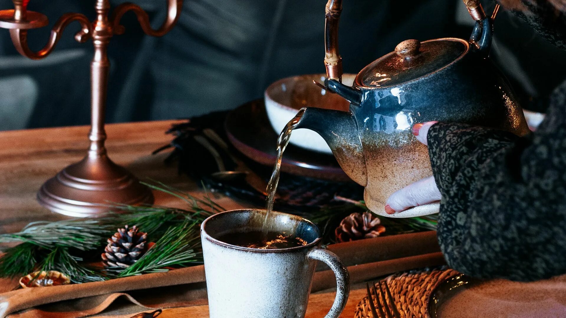 Кружки на столе. Столик в кафе. Чашка чая на белом столе. Кружка на столе. Чаепитие.