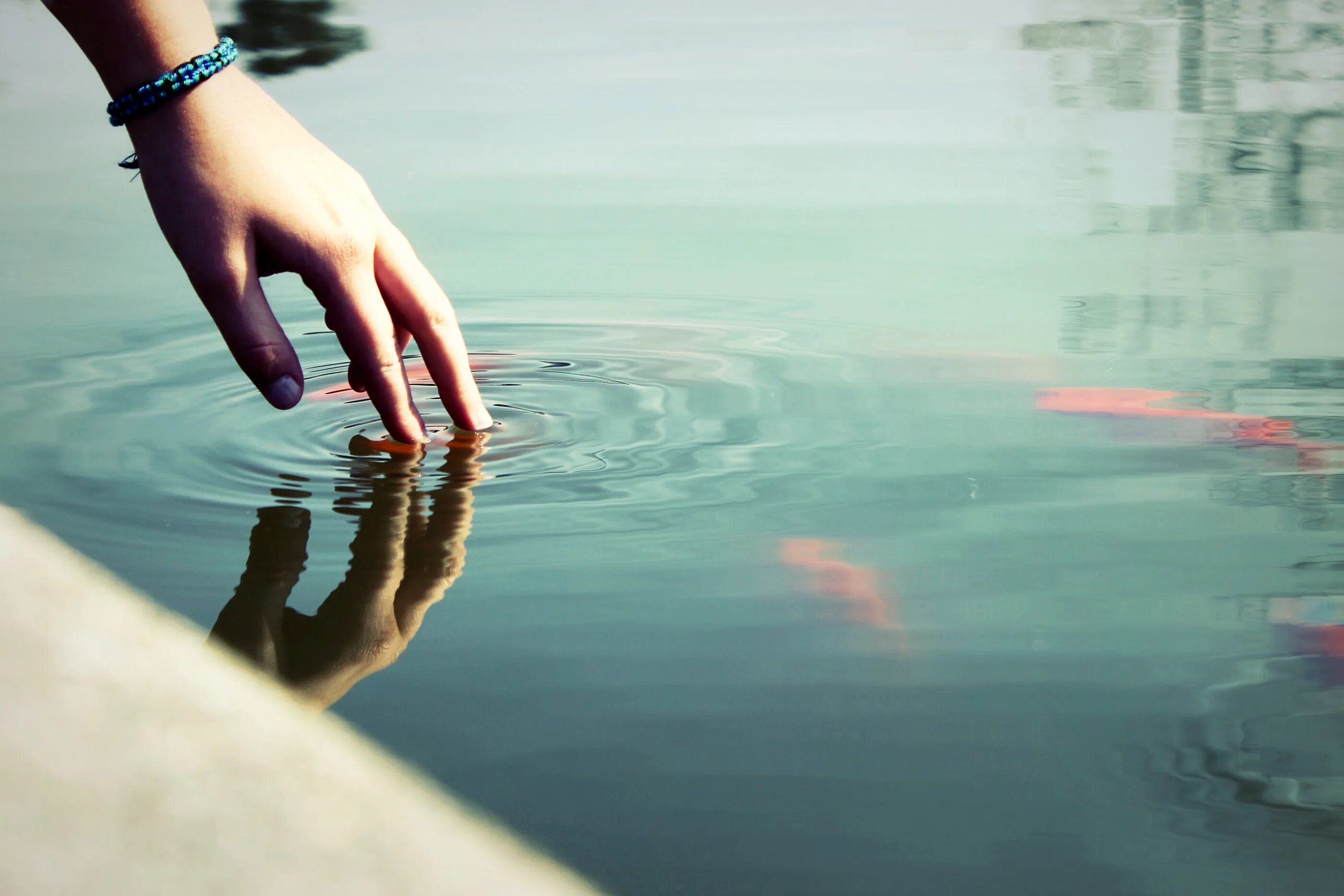 Руке вода им не. Вода в руках. Женская рука в воде. Руке вода им не. Руке вода им не.