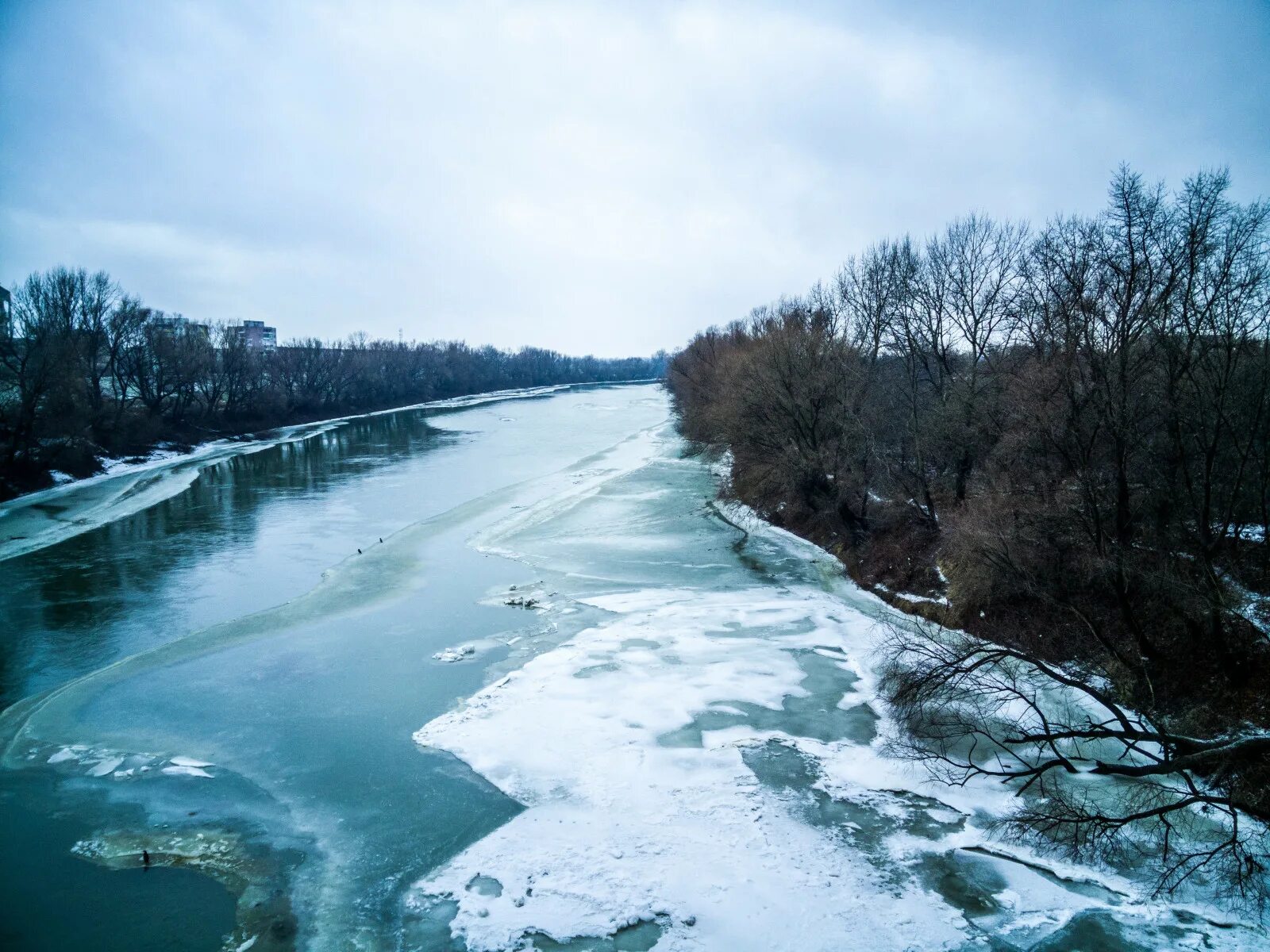 Какая речка холодно. Замерзшая река. Река зимой. Река покрытая льдом.