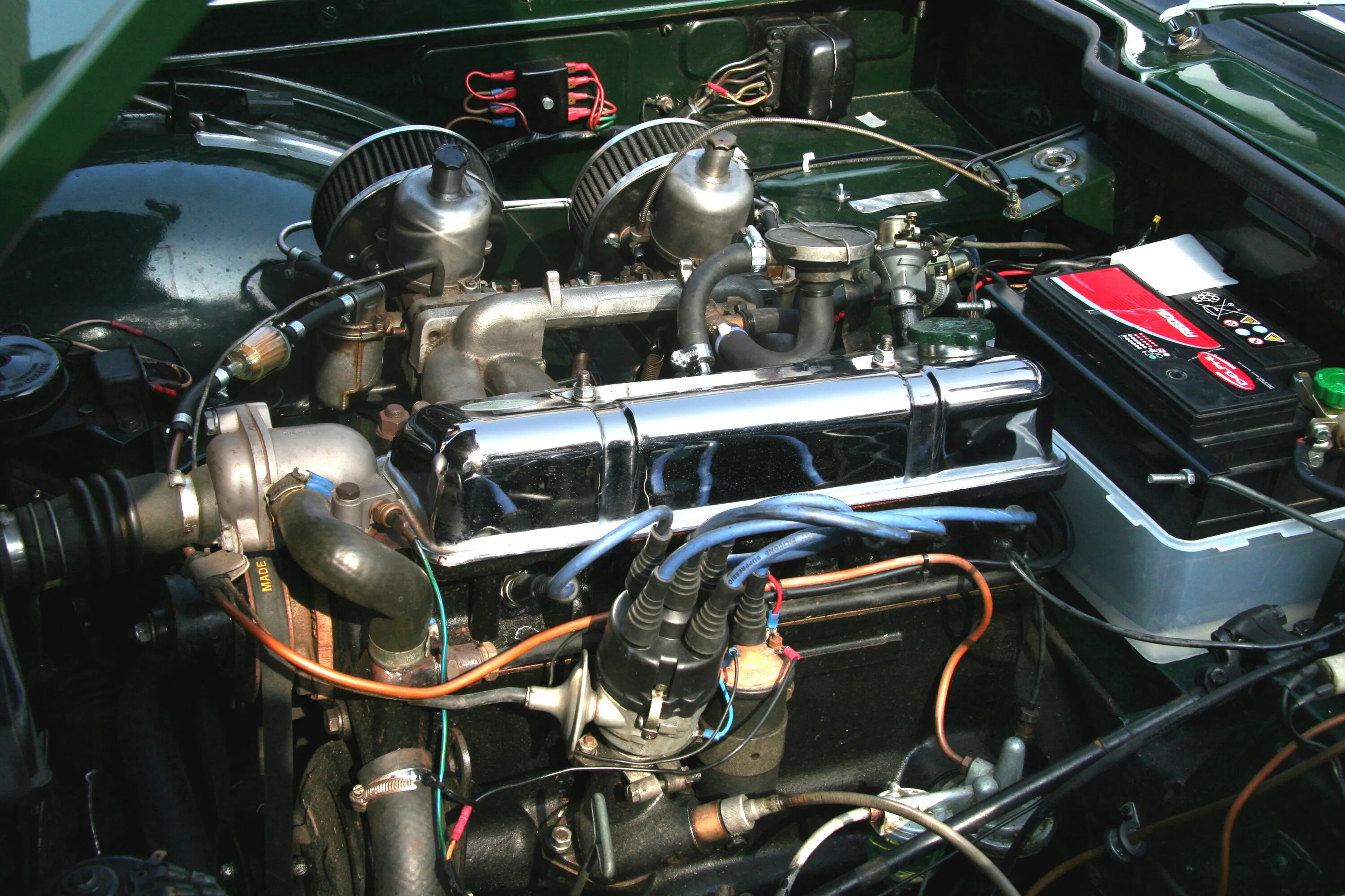 Tr 4g. Triumph tr4 двигатель. Двигатель британского Triumph tr4 61. Триумф tr3a под капотом. Triumph tr4s 1961 года.