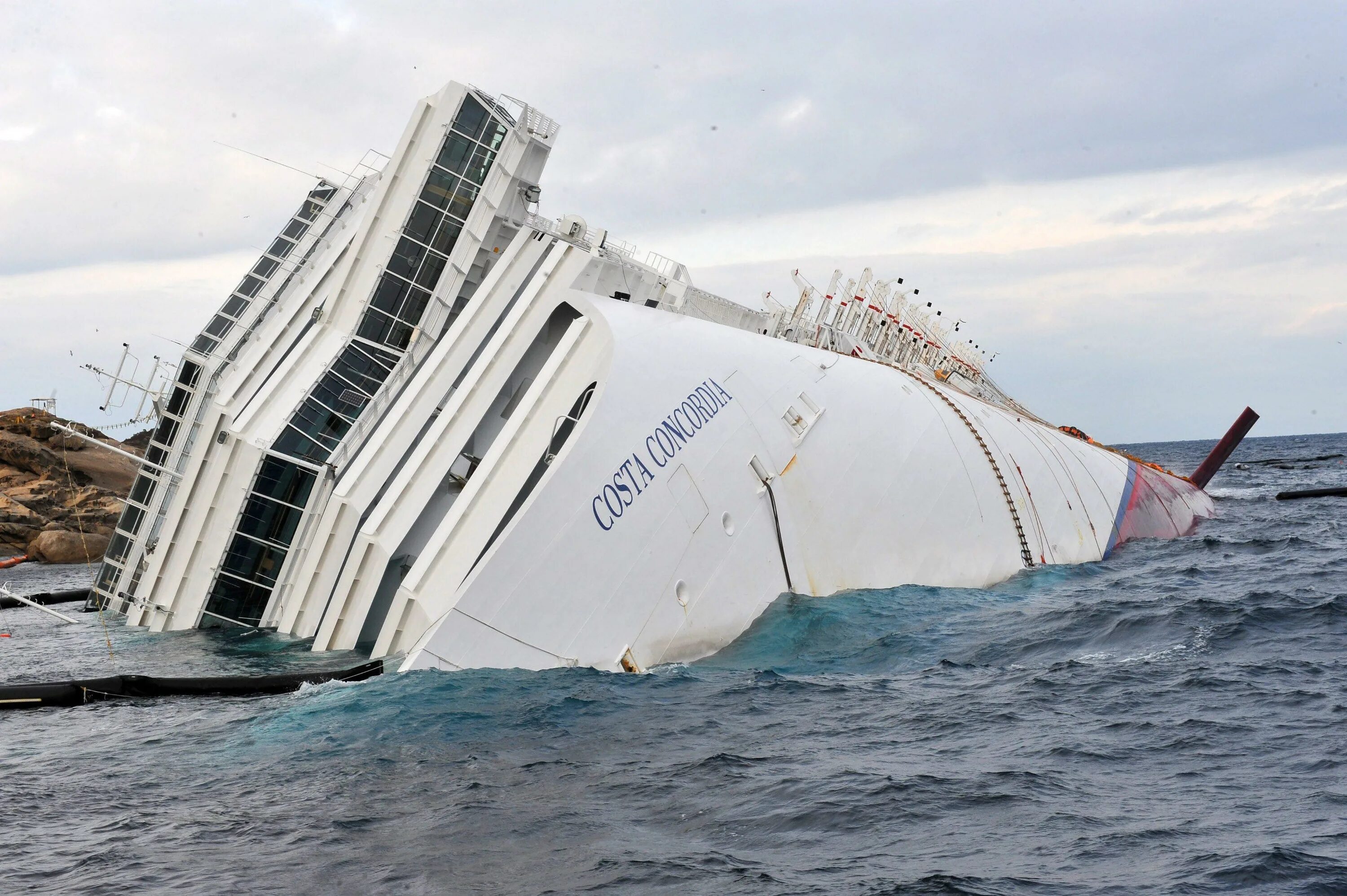 Costa concordia крушение. Коста Конкордия 2012 крушение. Коста Конкордия крушение. Крушение Коста Конкордии 2012. Лайнер Costa Concordia.