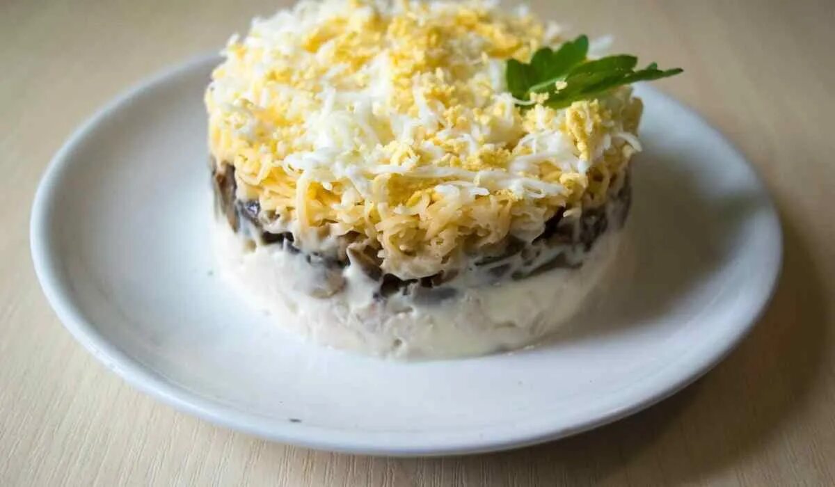 Салат грибы и ананасы слоями. Салат грибы курица ананас чернослив. салат с шампиньонами и курицей слоями с сыром и яйцом. салат нежность с курицей и черносливом. салат с курицей сыром яйцом слоями.