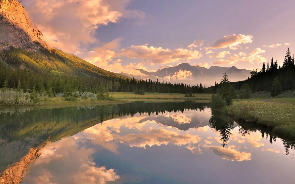 Фотогалерея. Озеро светлое Ергаки. Озеро в лесу. Естественная природа. Нормальный пейзаж.