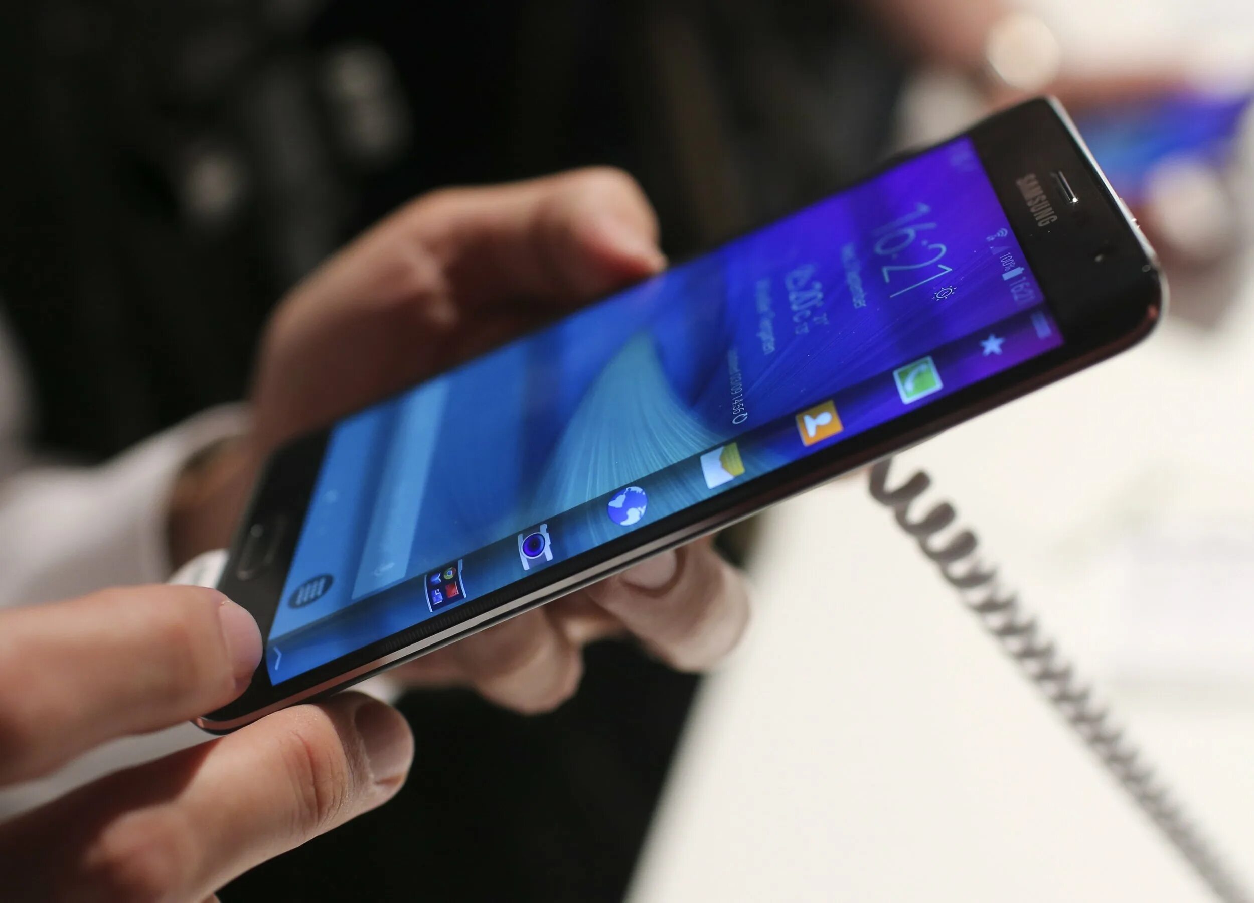 Телефон с открытым экраном. Самсунг галакси с 6 с изогнутым экраном. Самсунг галакси с изогнутым экраном 2016. Samsung с изогнутым экраном смартфон. Samsung Note 4 Edge с кривым экраном.