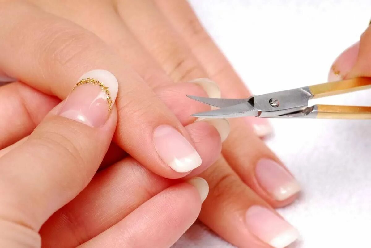 Ногти что делают стригут. Классический обрезной маникюр. Стрижка ногтей. Подстриженные ногти.