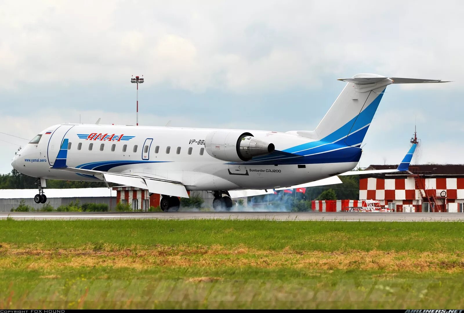 Уфа салехард самолет. CRJ-200lr Ямал. CRJ 200 Ямал. Авиакомпания Ямал новый Уренгой. Бомбардье самолет авиакомпания Ямал.