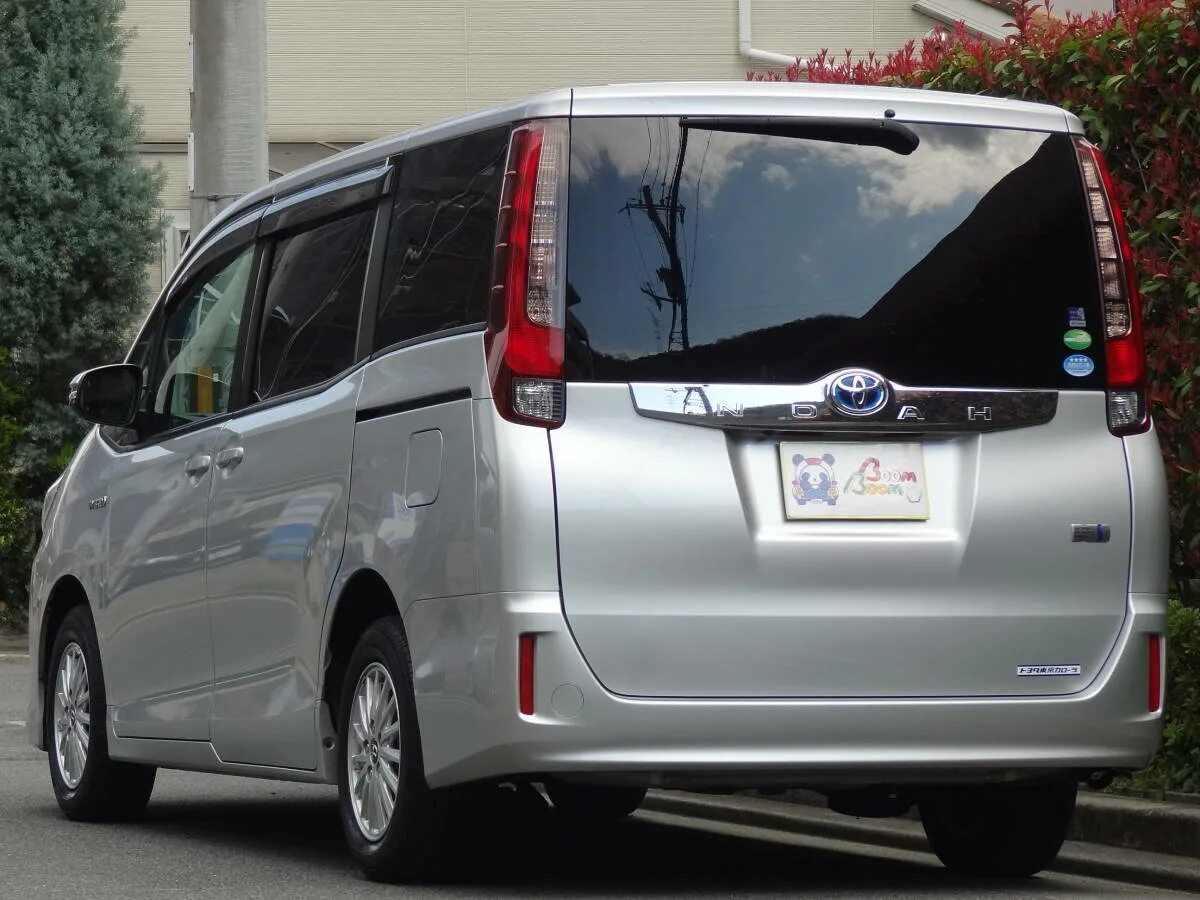 Тойота Ноах гибрид 2015. Минивэн Toyota Noah Hybrid 2015. Тойота Ноах 2014 гибрид g. Toyota Noah 2015 механика. Noah гибрид