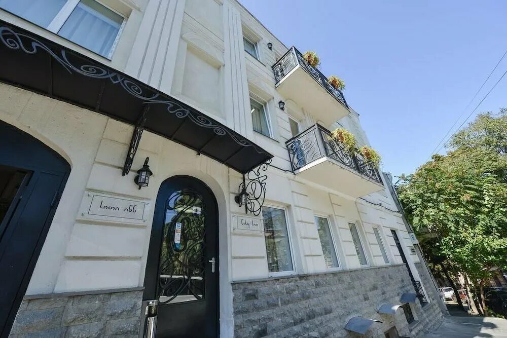 лестница бетлеми тбилиси. тбилиси улица гоми. дешевый тбилиси. сололаки грузия. метехи стрит тбилиси  отель.