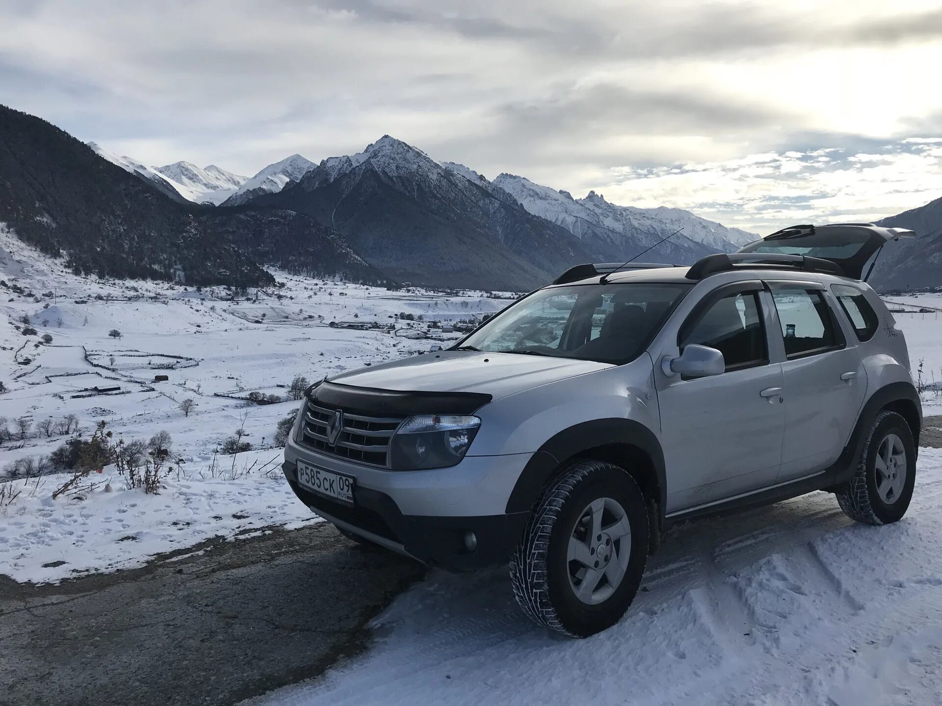 Зимний дастер. Renault duster 2013. рено дастер 2025 серебристый. рено дастер 2025. рено дастер 2013.