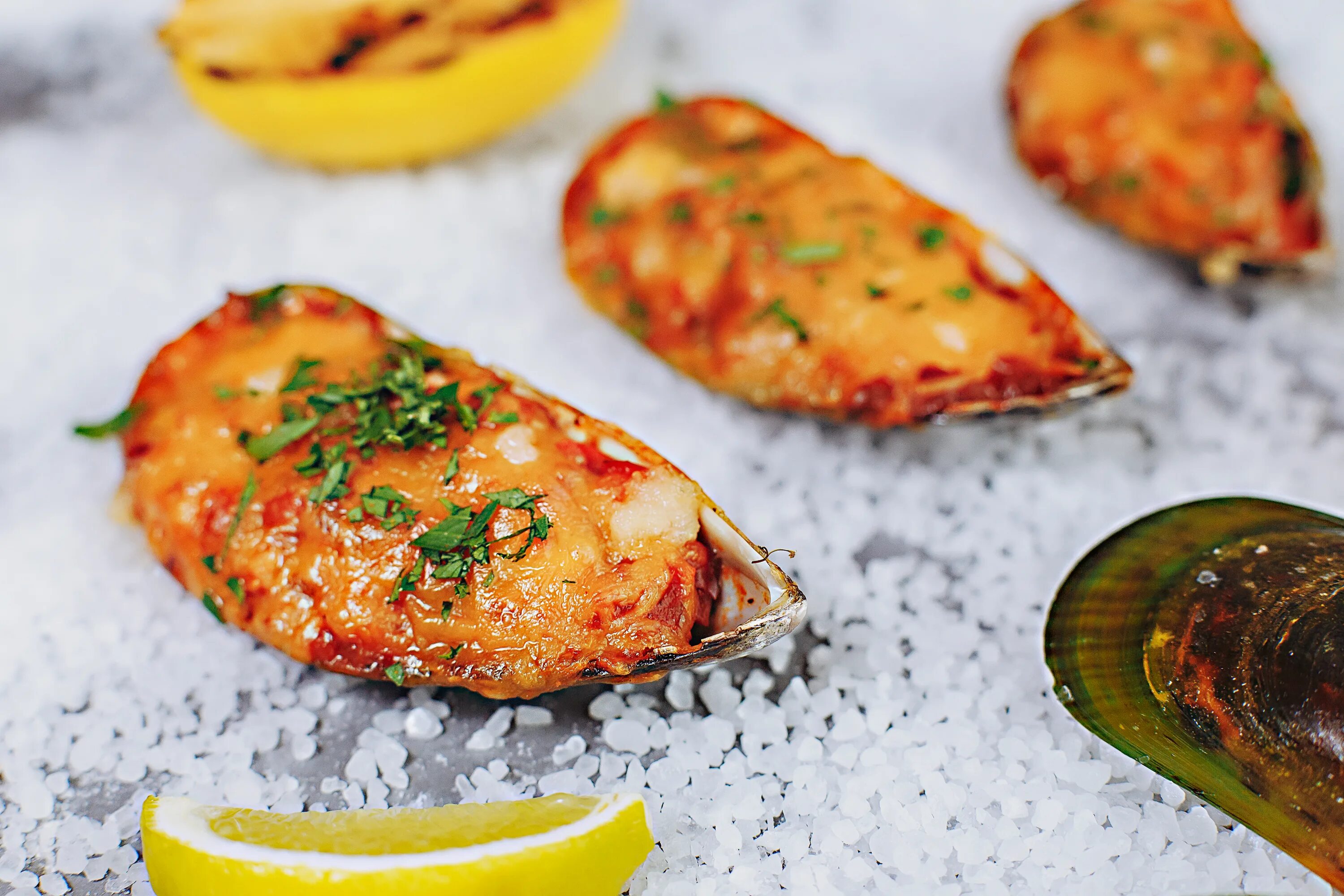 Запечённые мидии в ракушках с сыром. Мидии киви запеченные под сыром. Мидии в духовке в ракушке. Мидии запеченные с сыром. Мидии киви запеченные в духовке.