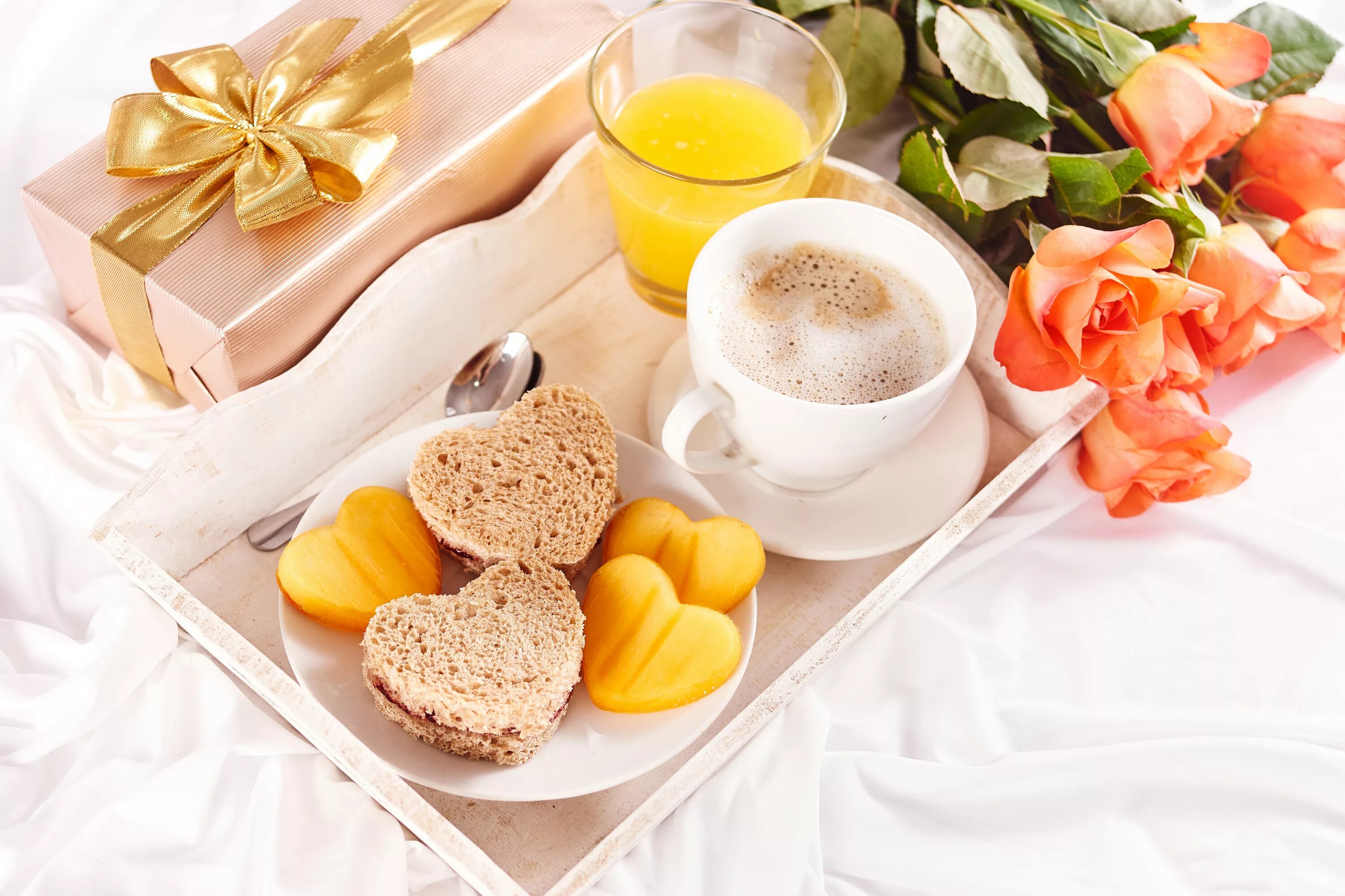 Доброго дня завтрак. Красивый завтрак с цветами. Красивый завтрак. Приятного завтрака. Завтрак в постель.