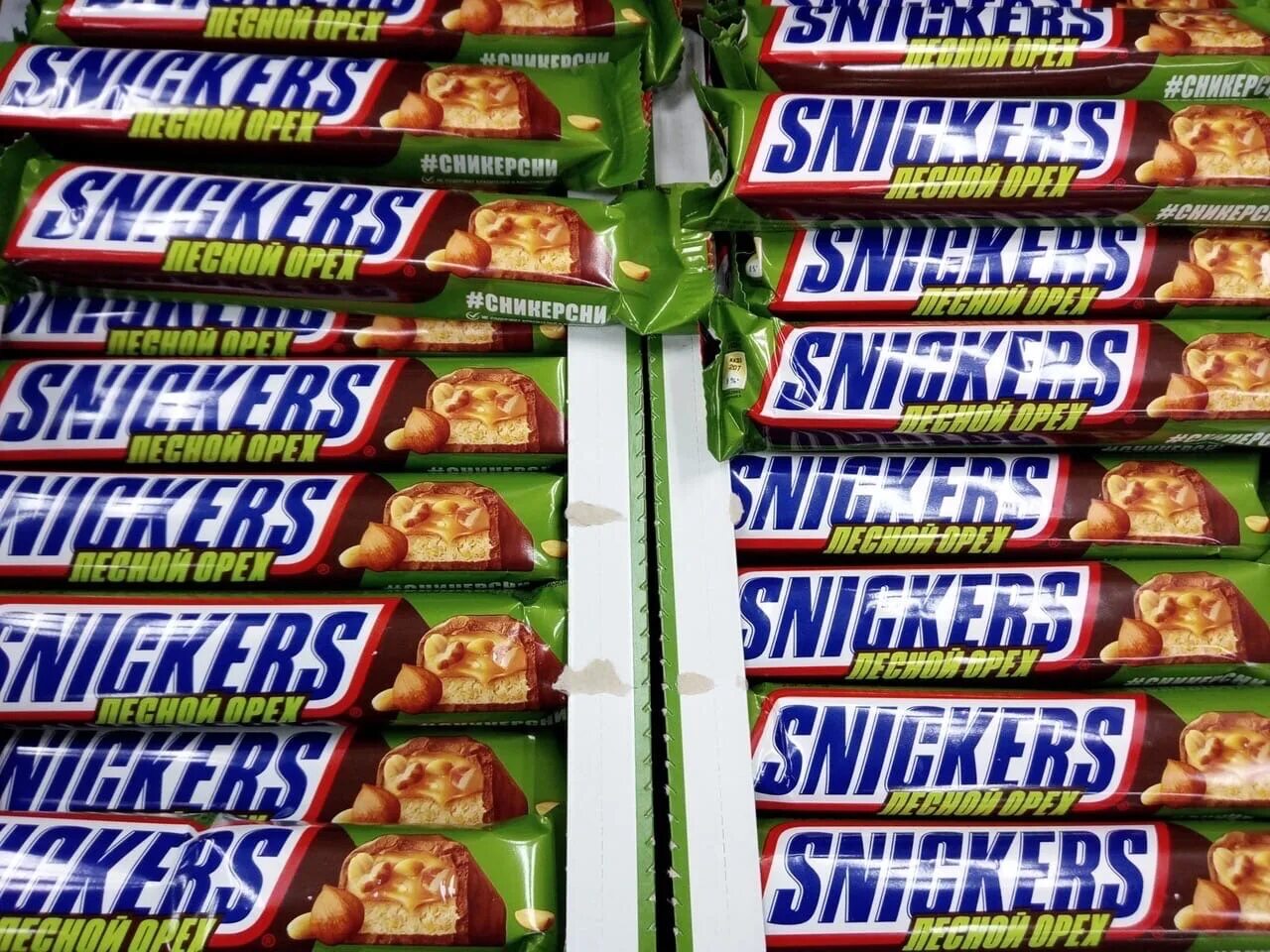 Батончик Сникерс Лесной орех 81гр. Батончик snickers "Лесной орех" (81 гр.). Snickers Лесной орех 81г. Шоколадный батончик snickers Лесной орех 81 г.