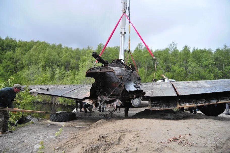 Подъем самолетов. Ил-2 из озера. _ил-2 из озера кулонга мурманской области. подъем ил 2 из озера ильмень. ил 2 подняли из озера.