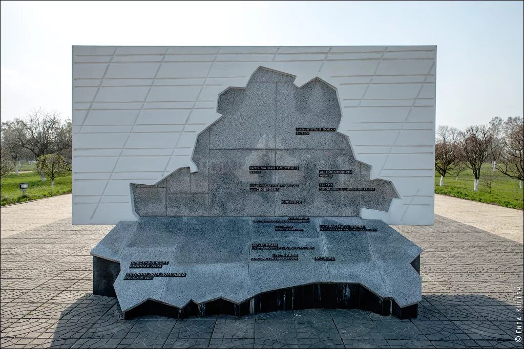 Фигуры скульптуры стена концлагерь беларусь. Красный берег мемориальный комплекс детский концлагерь. Красный берег карта. Красный берег карта. Мемориал на месте детского концлагеря деревня красный берег.