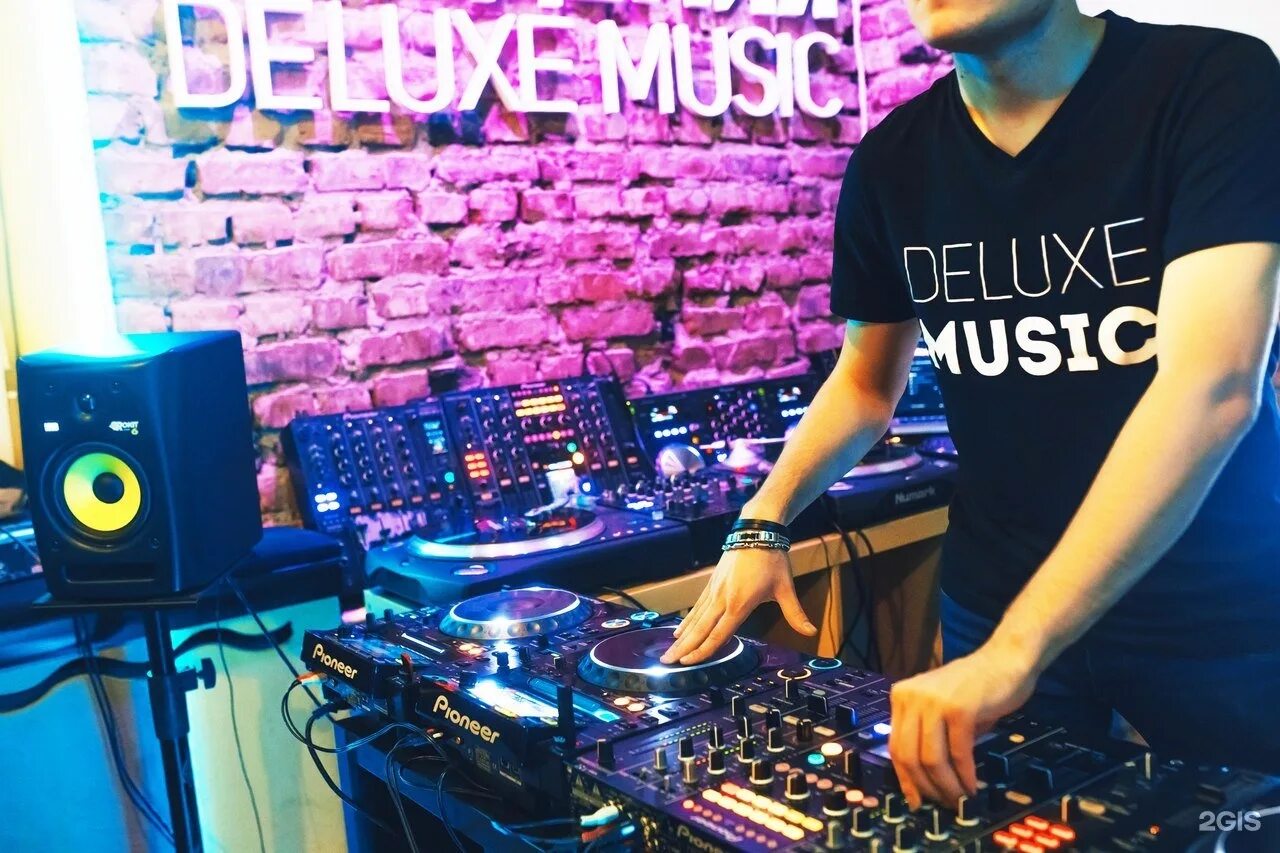 D j performance. Dj street style. Music dealer. Dj street style feat vanessa mae euphoria. Дракон диджей.