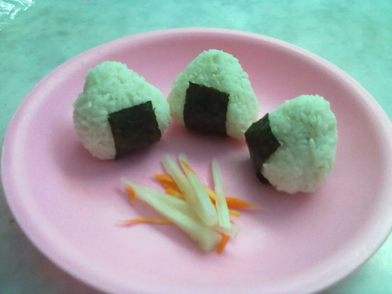 Онигири с авокадо. Японские онигири. Японская кухня онигири. Онигири кристи. Онигири грамм.