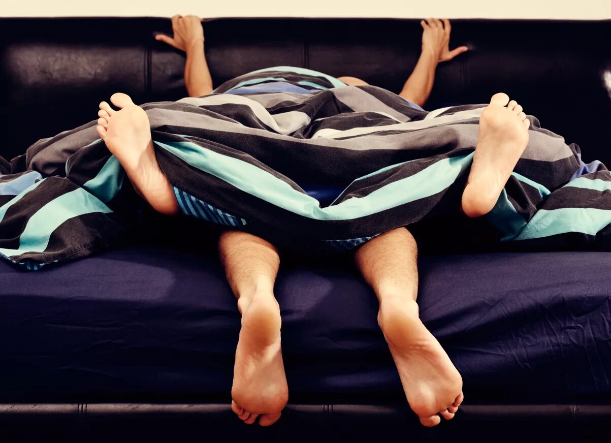 женские ножки на кровати. ноги на столе. нога вывихнутая в гипсе. мужчина и женщина на природе. девушка лежит ноги.