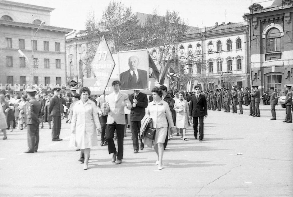 1 мая старые фото. Демонстрации 1 мая Свердловск 1985. Старые фото демонстраций. Саратов площадь революции на 1 мая. Демонстрация Курск 70 годов.