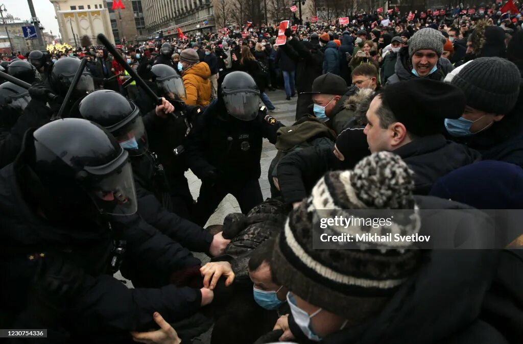 Казахстан забастовка 2022. Марьясов на митинге. Полиция франции слезоточивый газ. Протесты. Протесты в казахстане.