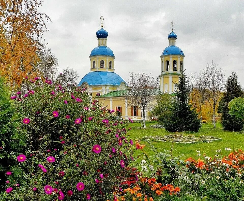 Цветочный ясенево. Пейзаж с Церковью.