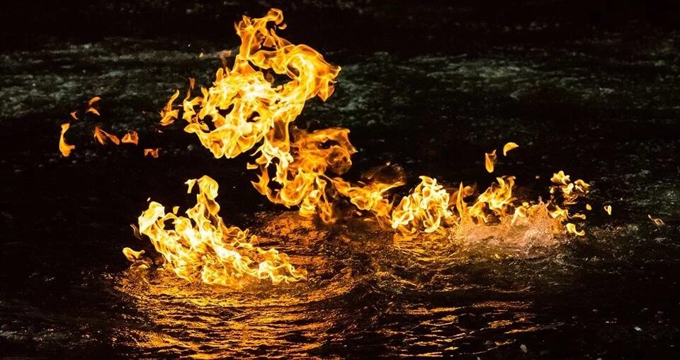 Вещества горящие в воде. Горящая река. вода горит. огни на реке. огонь в воде горит.