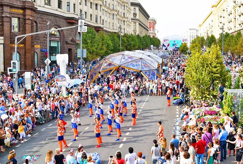 День города москва. Вчерашний салют в москве. Патриотический концерт в лужниках. День города москвы фото. Жители москвы.