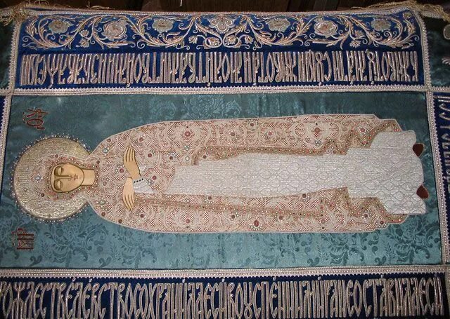 Плащаница богородицы вышитая бисером. Плащаница успения пресвятой богородицы фото. Плащаница успения пресвятой богородицы фото. Украшение плащаницы на пасху живыми цветами. Плащаница богородицы в дивеево.