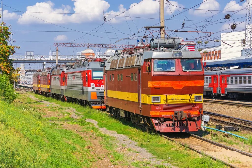 Электровозы москвы. Чс4т электровоз. Электровоз чс4т Киров. Электровозы депо Киров. Электровоз чс4т Воронеж.