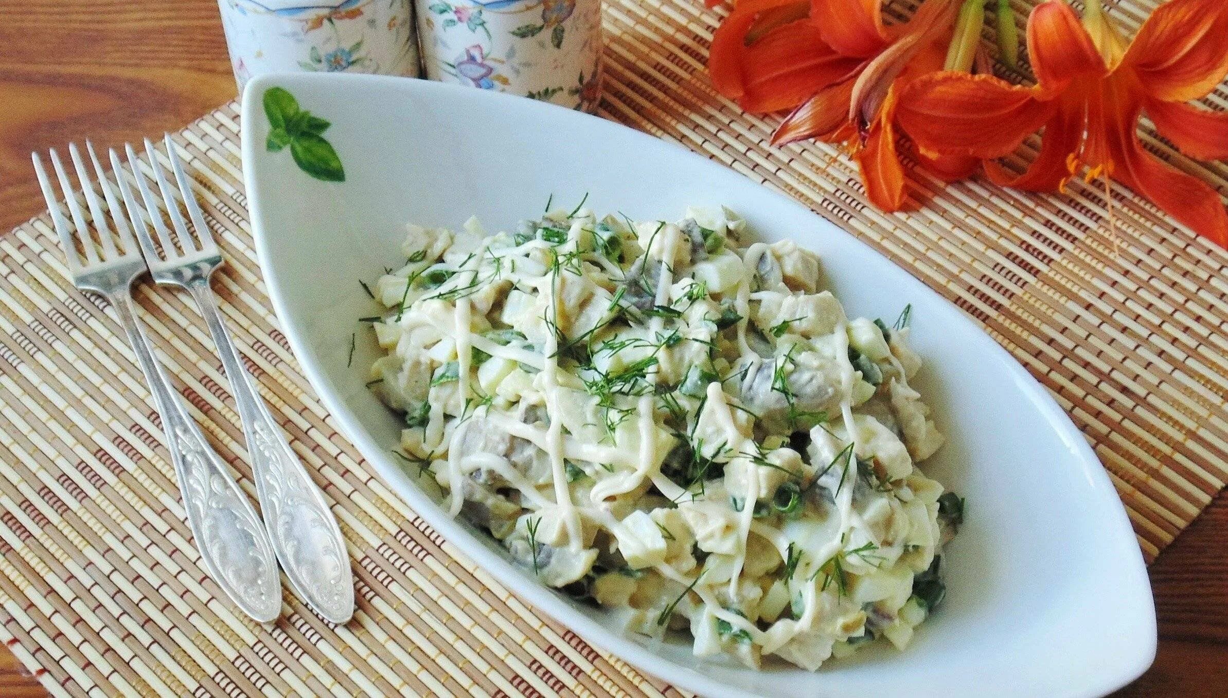 Салат из куриной грудки огурцов яиц. Салат куриная грудка шампиньоны сыр. салат с курицей и грибами. салат с грудкой и шампиньонами. салат с курицей и солеными огурцами.