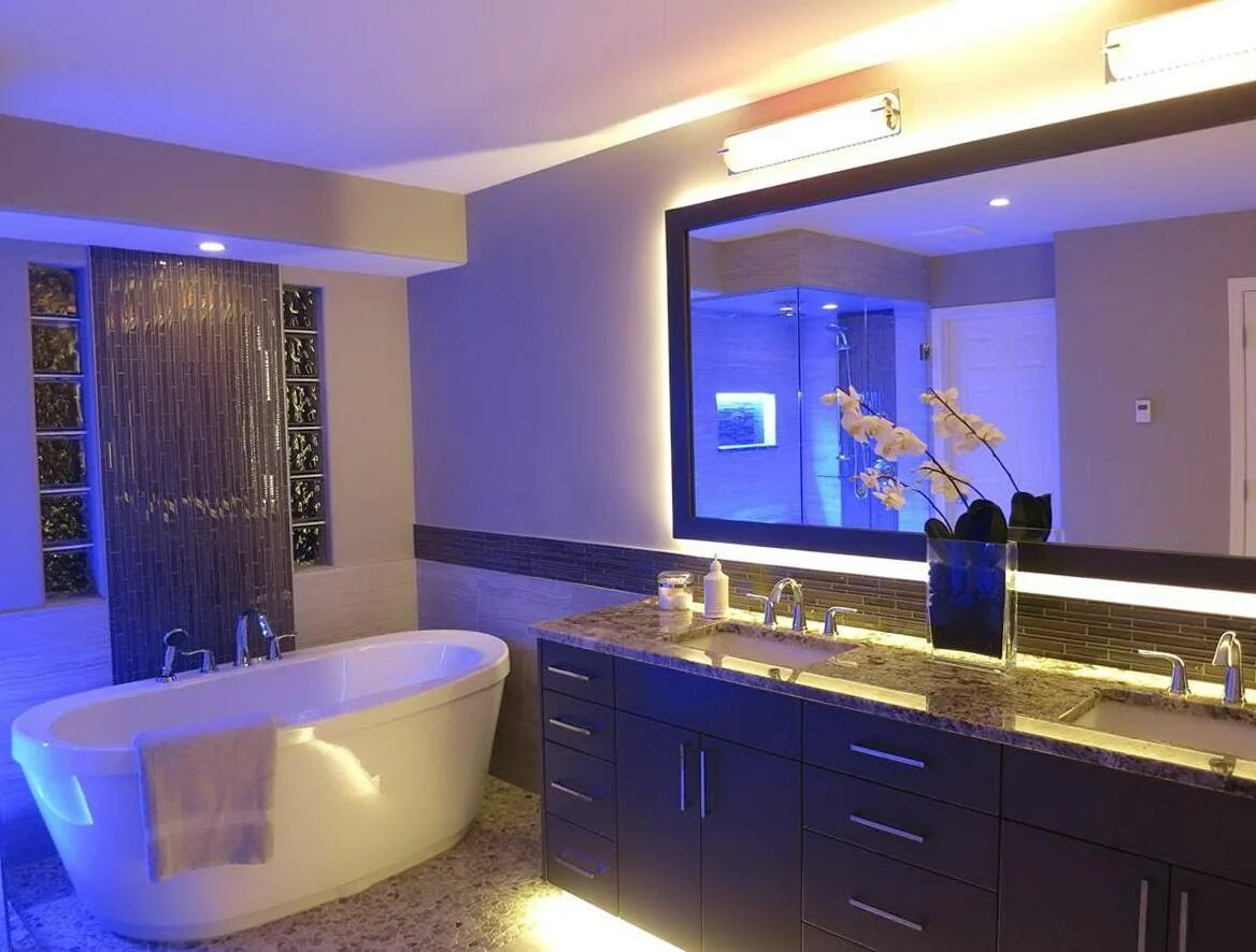 Светодиодные лампы в ванную. Освещение в ванной комнате. Светодиодная подсветка в ванной. Ванная комната с подсветкой. Светодиодное освещение в ванной комнате.
