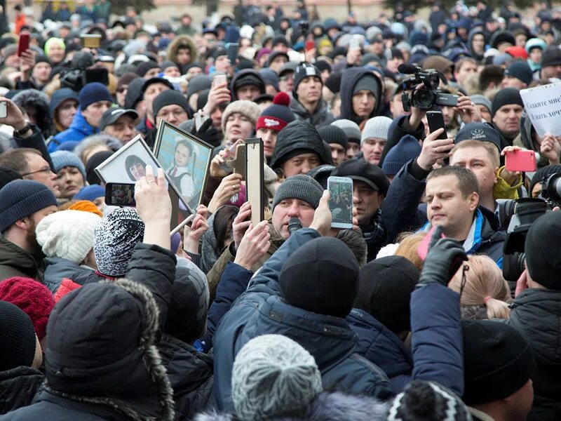 Кемерово митинг. Участники стихийных протестов. Митинг Кемерово 2018. Митинг жителей Соха. Митинг в Крыму за Отсоединение от Украины.