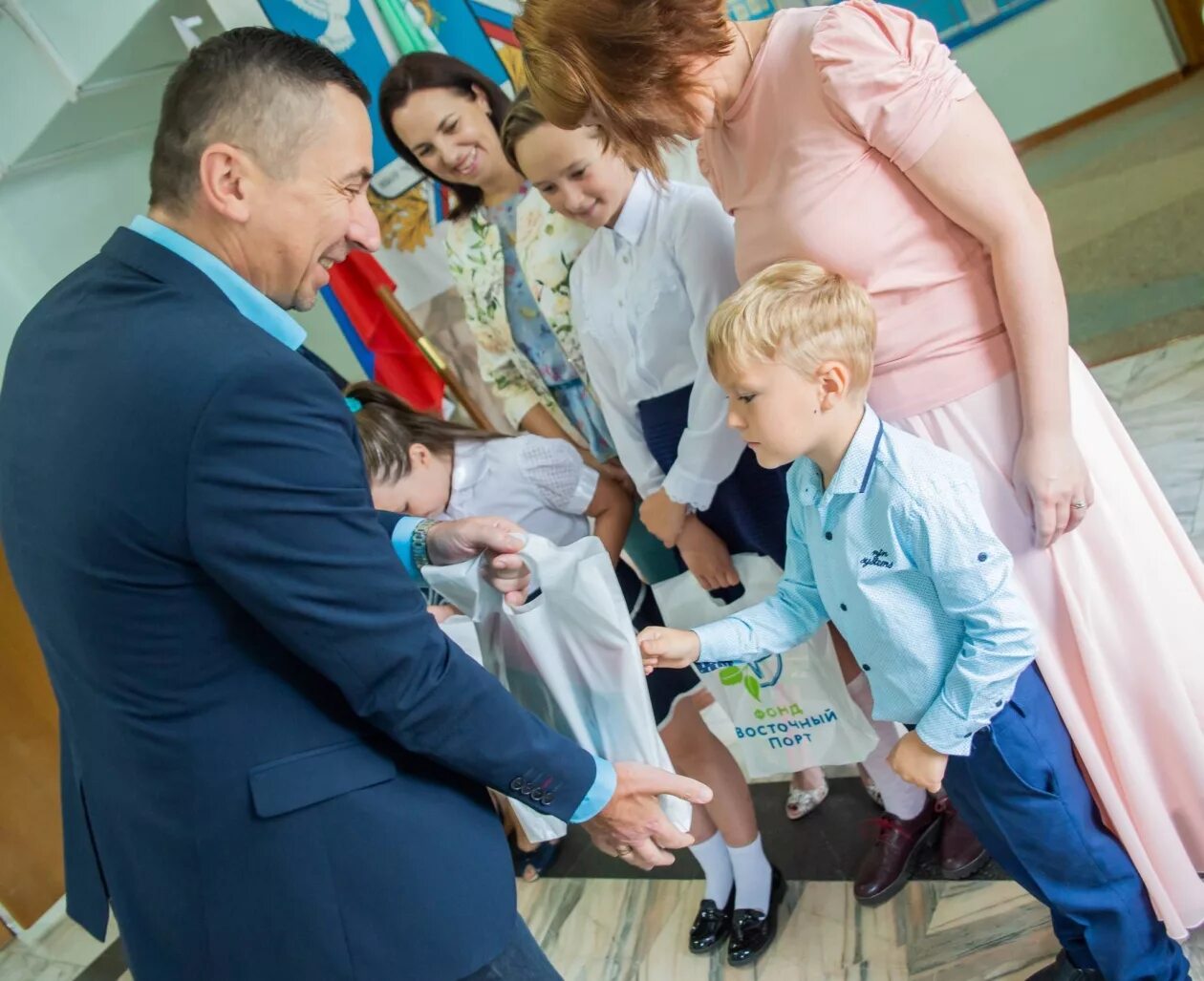 Фонд помощи многодетным. Поддержать ребёнка на сборах. фонд который который помогает многодетным. соц фонд восток 5. приморье фонд поддержки родственникам военных.