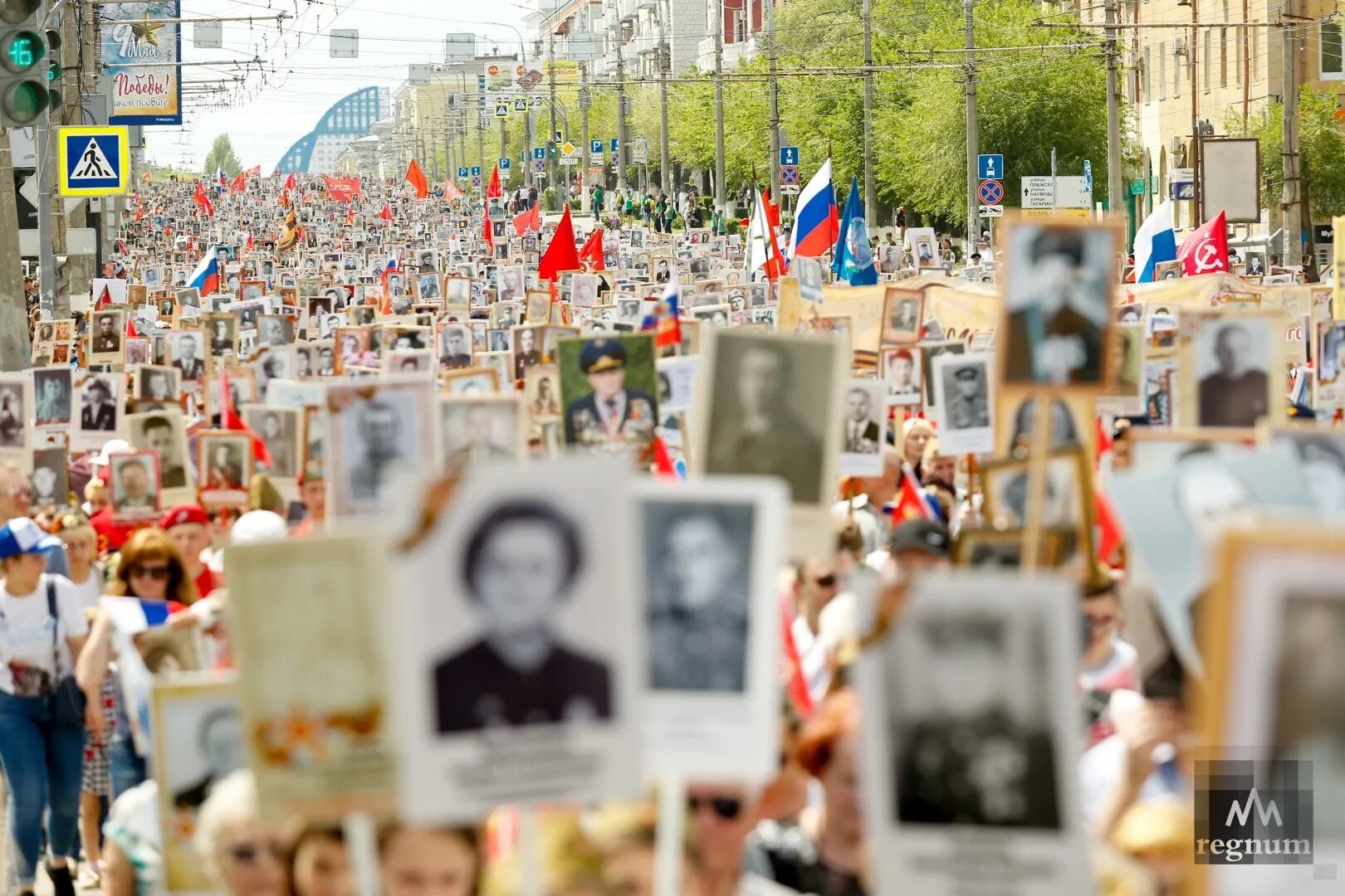 Бессмертный полк на улицах страны вновь. Бессмертный полк Мамаев Курган. Бессмертный полк парад. Бессмертный полк картинки. Парад Бессмертного полка.