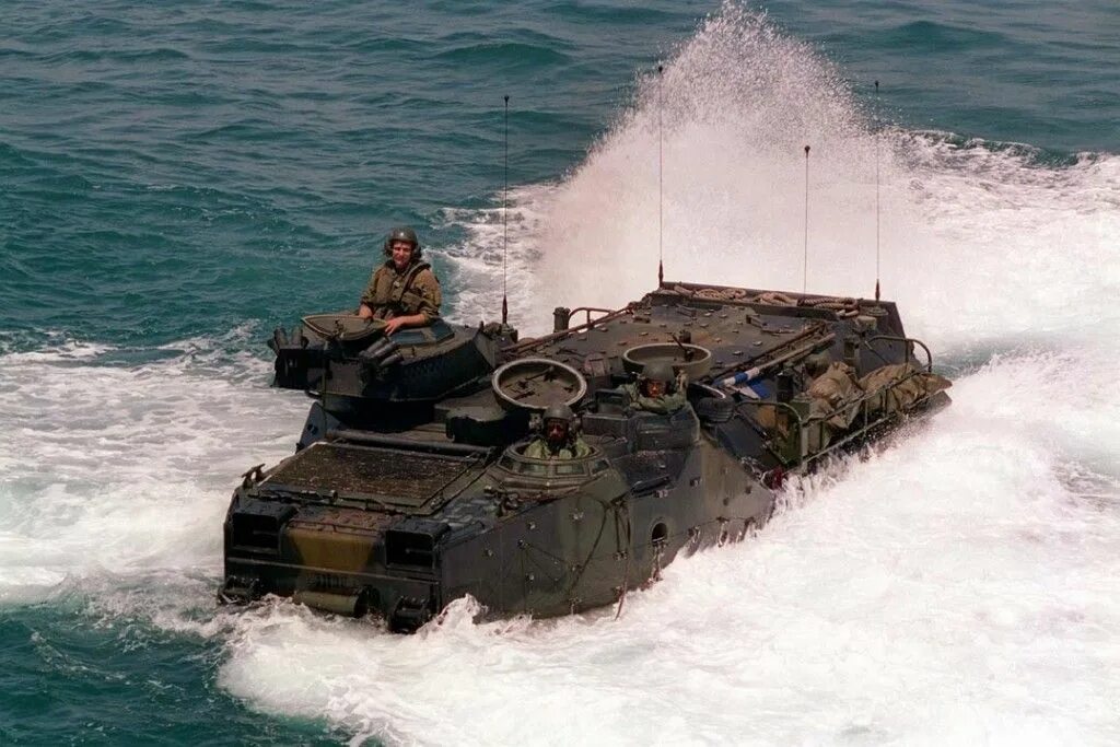 Амфибия сша. Плавающий бтр морской пехоты сша. бтр lvtp 7. бтр для морской пехоты сша. lvtp-7 плавающий бронетранспортер.