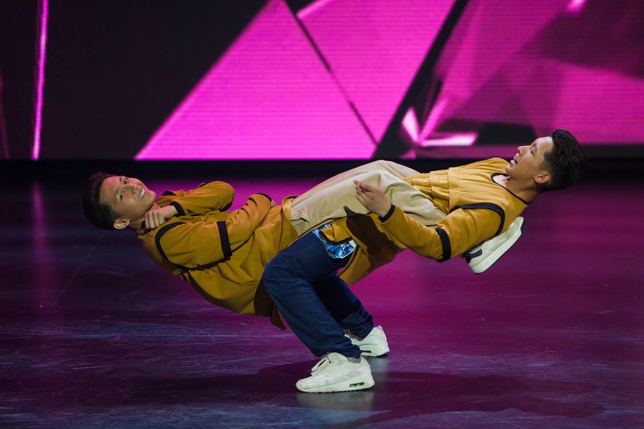 Танец 4 класс. Танец 4 класс. Танцы наставники. Танцы 4 класс мульчашные. Шоу танцы на тнт вог.