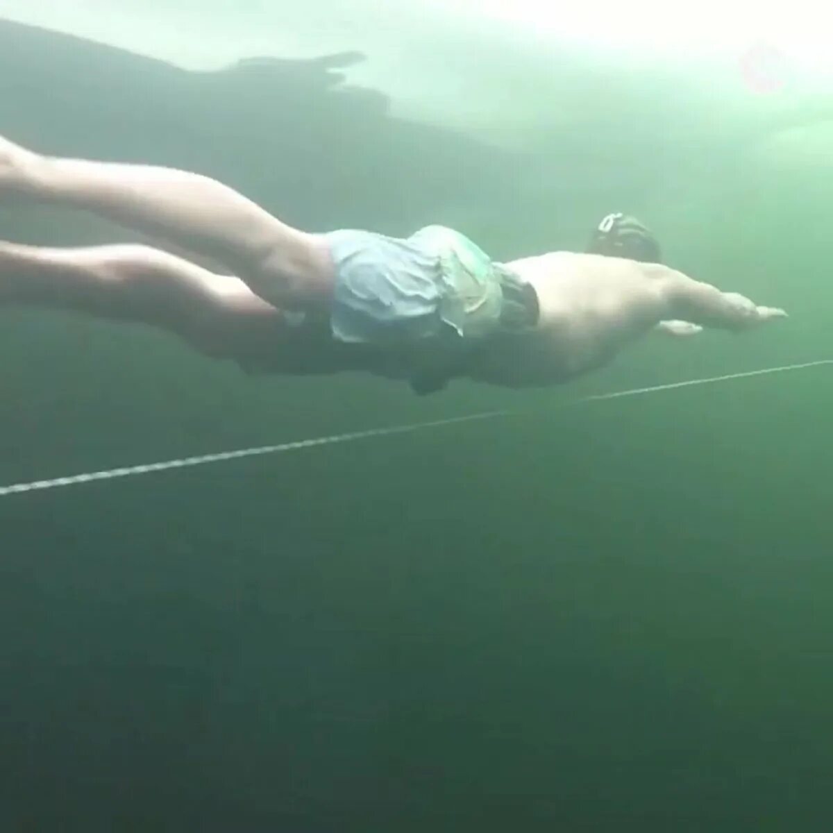 Подо льдом. Море подо льдом. Вода подо льдом. Подольдом или подо льдом. Подольдом или подо льдом.