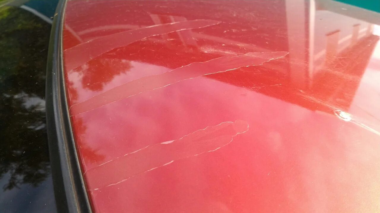 Полез лак на авто. Лопнул лак на авто. слез лак на авто. слезла краска с крыши автомобиля. поцарапался лак на крыше авто.