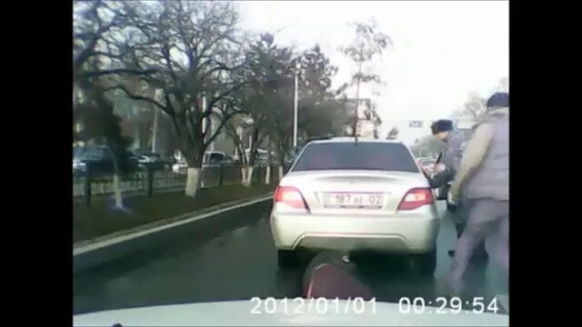 Парень наказывает свою девушку за измену