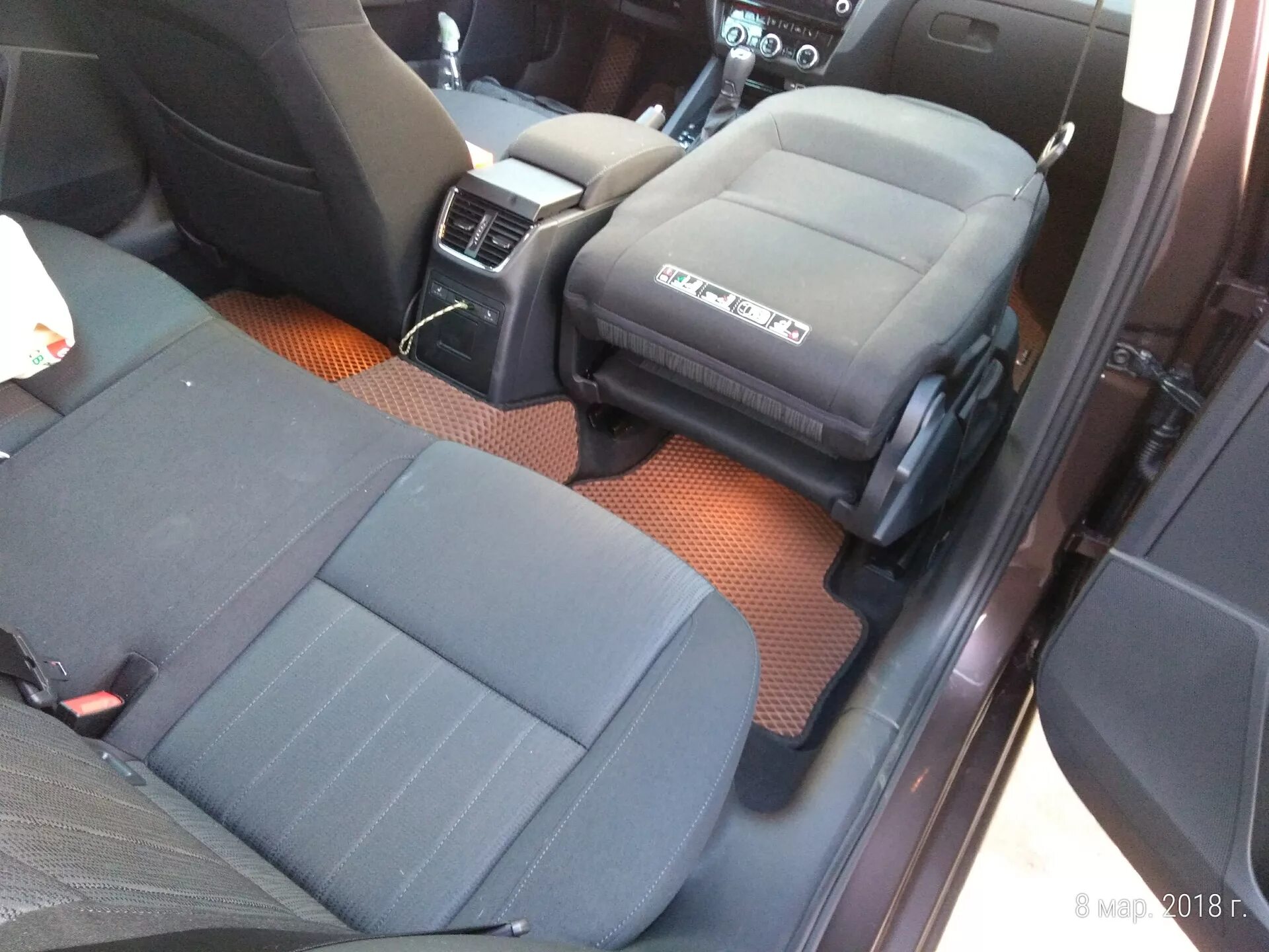 Škoda Superb переднее сиденье. Складывающееся переднее пассажирское сиденье Skoda Yeti. Сложить переднее сиденье