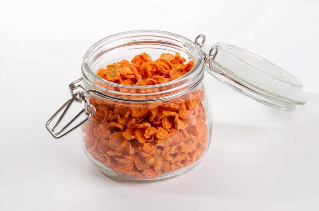 сублимированные ягоды и фрукты. морковь сушеная в банке. сухие заготовки. сушка плодов и овощей. заготовка приправ на зиму.