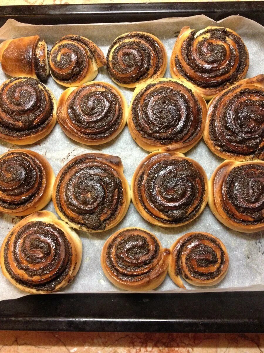 Домашние булочки с маком в духовке. Булочка с маком. Красивые булочки с маком. Булочки с маком лепка. Красивые формы булочек с маком.