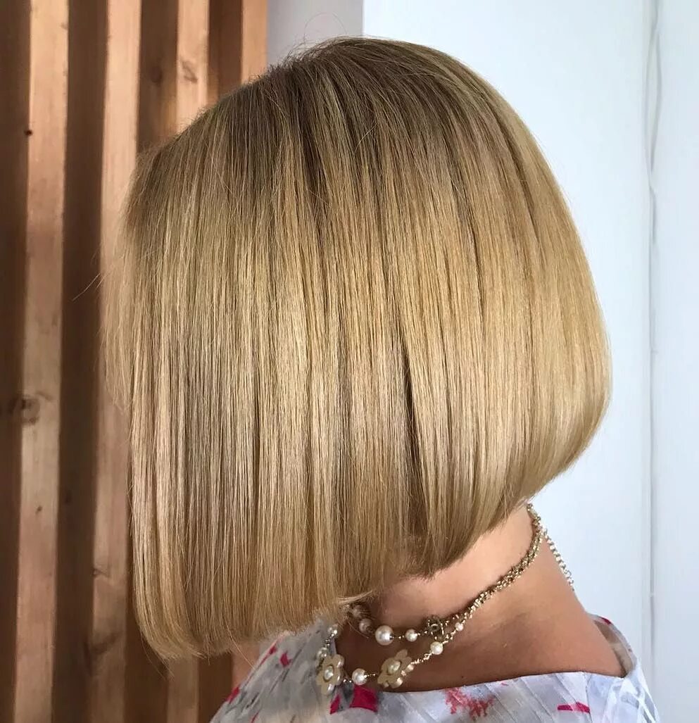 каре бежевого цвета. бежевый свет волос на каре. короткие русые волосы. мелирование волос на стрижку боб каре. каре бежевого цвета.