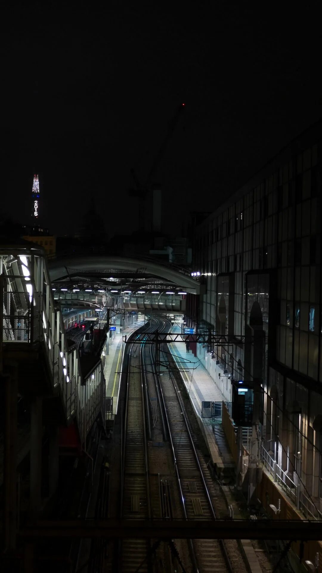 Включи ночную станцию. Станция ожерелье ночью. Станция Ангарск ночью. Страшный вокзал. Запорожье вокзал ночью.