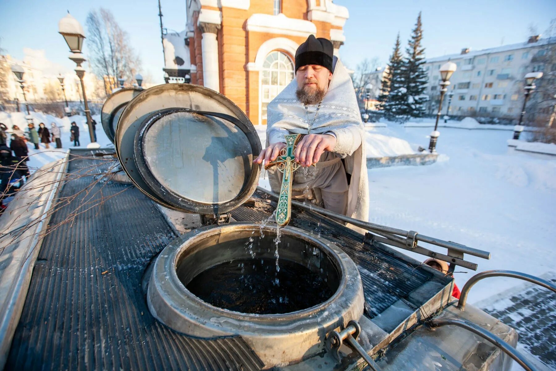 Воду освещают зеленым. Освящение воды. Освящение воды на крещение. Освящение воды в церкви на крещение. С Крещением Господним 19 января.