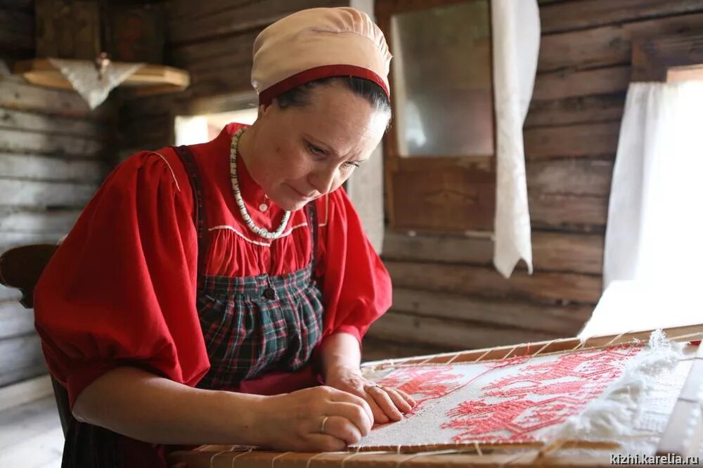 Промыслы карелии. Кижи Карелы. Кижи Ремесла. Кижи ремесленники. Заонежская вышивка Карелии.