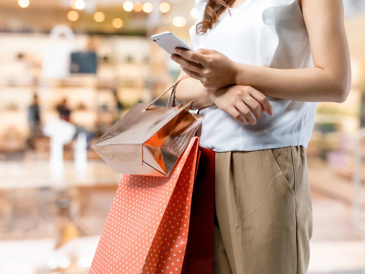 Покупатель интернет магазина. Телефон шопингу. Шоппинг. Девушка с пакетами. Девушка с покупками.