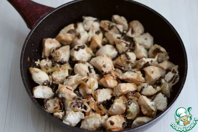 Грибы с куриным филе в сметане. Курица с грибами в сметанном соусе на сковороде с чесноком. грибы с курицей в сметанном соусе на сковороде рецепт с фото пошагово.