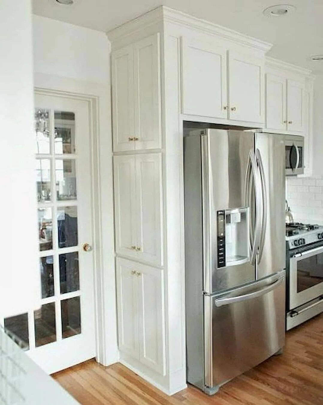 Как можно закрыть холодильник. Холодильник Side by Side в интерьере. Холодильник Сайд бай Сайд в интерьере Неоклассика. Холодильник Side by Side в интерьере кухни. Встроенный холодильник на кухне.